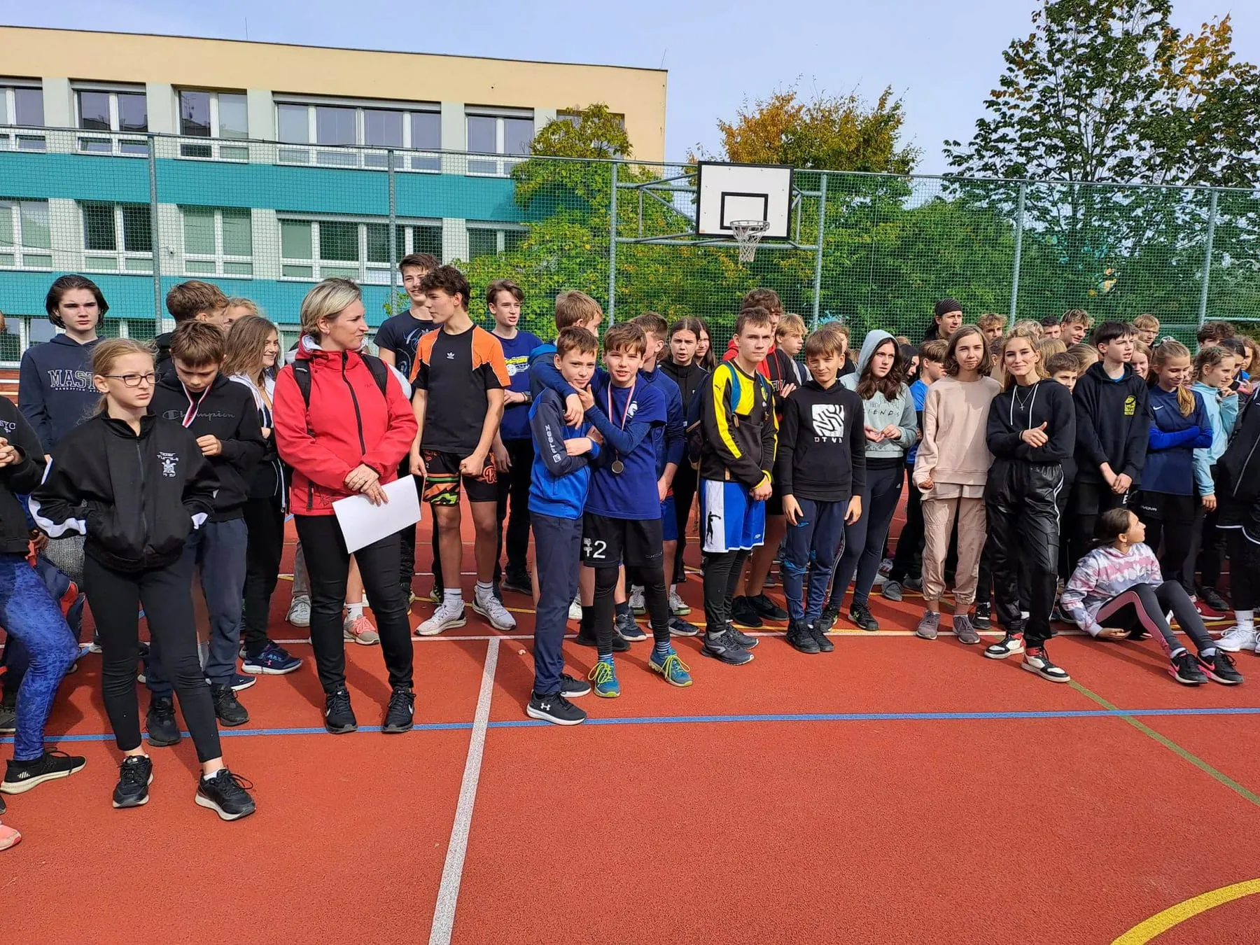 Děti na školním sportovním dni s medailemi